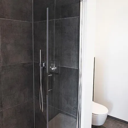 - Loft 7 كمبتن